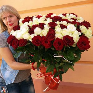 101 красная и белая роза в Кропивницком фото