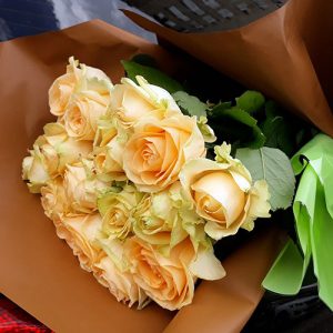 11 кремовых роз в Кропивницком фото