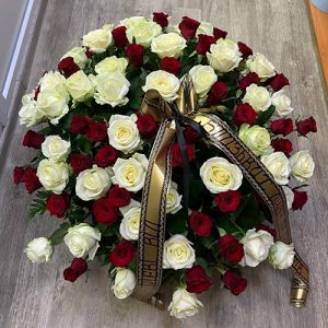 Кошик на похорон 100 червоно-білих троянд фото