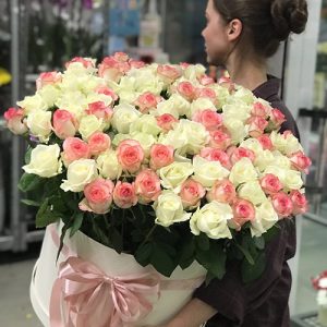 капелюшна коробка 101 біла та рожева троянда в Кропивницькому фото