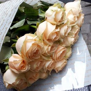 фото букета 21 кремова троянда