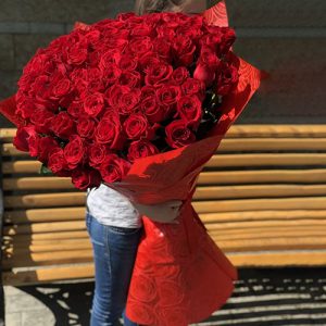 високі метрові троянди у Кропивницькому фото букета зі 101 троянди