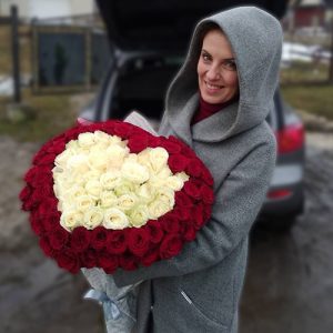великий букет з червоно-білих троянд у вигляді серця фото width=